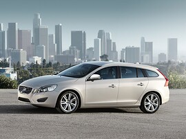 Volvo V60 (I поколение, 2010 - 2014 г.в.): Три четверти спереди на фоне города, серебристый кузов