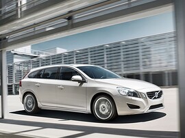 Volvo V60 (I поколение, 2010 - 2014 г.в.): Три четверти спереди в паркинге, серебристый кузов