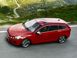 Volvo V60 (I поколение, 2010 - 2014 г.в.): Три четверти спереди сверху на серпантине, красный кузов