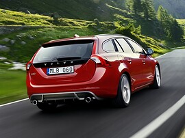 Volvo V60 (I поколение, 2010 - 2014 г.в.): Сзади три четверти на горной дороге, красный кузов