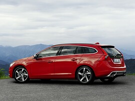 Volvo V60 (I поколение, 2010 - 2014 г.в.): Профиль на фоне гор, красный кузов