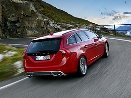 Volvo V60 (I поколение, 2010 - 2014 г.в.): Сзади три четверти в горном ущелье, красный кузов