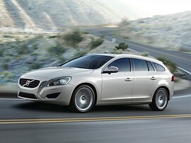 Volvo V60 (I поколение, 2010 - 2014 г.в.): Три четверти спереди на горной дороге, серебристый кузов