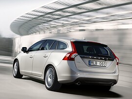 Volvo V60 (I поколение, 2010 - 2014 г.в.): Сзади три четверти у здания, серебристый кузов