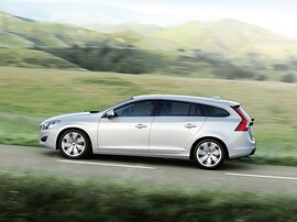 Volvo V60 (I поколение, 2010 - 2014 г.в.): Профиль на фоне холмов, серебристый кузов