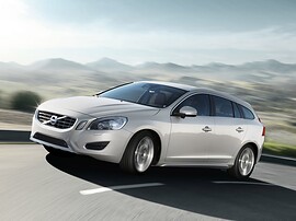 Volvo V60 (I поколение, 2010 - 2014 г.в.): Три четверти спереди на фоне гор, серебристый кузов