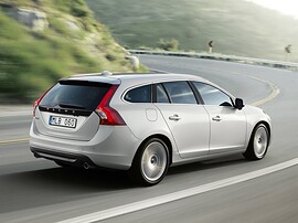 Volvo V60 (I поколение, 2010 - 2014 г.в.): Сзади три четверти на дороге, серебристый кузов