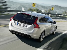 Volvo V60 (I поколение, 2010 - 2014 г.в.): Сзади три четверти на повороте, серебристый кузов