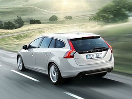 Volvo V60 (I поколение, 2010 - 2014 г.в.): Сзади три четверти на фоне гор, серебристый кузов