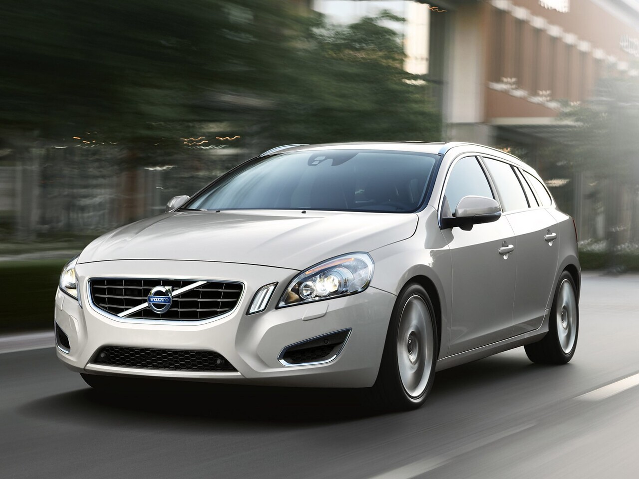 Volvo V60 (I поколение, 2010 - 2014 г.в.): Три четверти спереди в городе, серебристый кузов