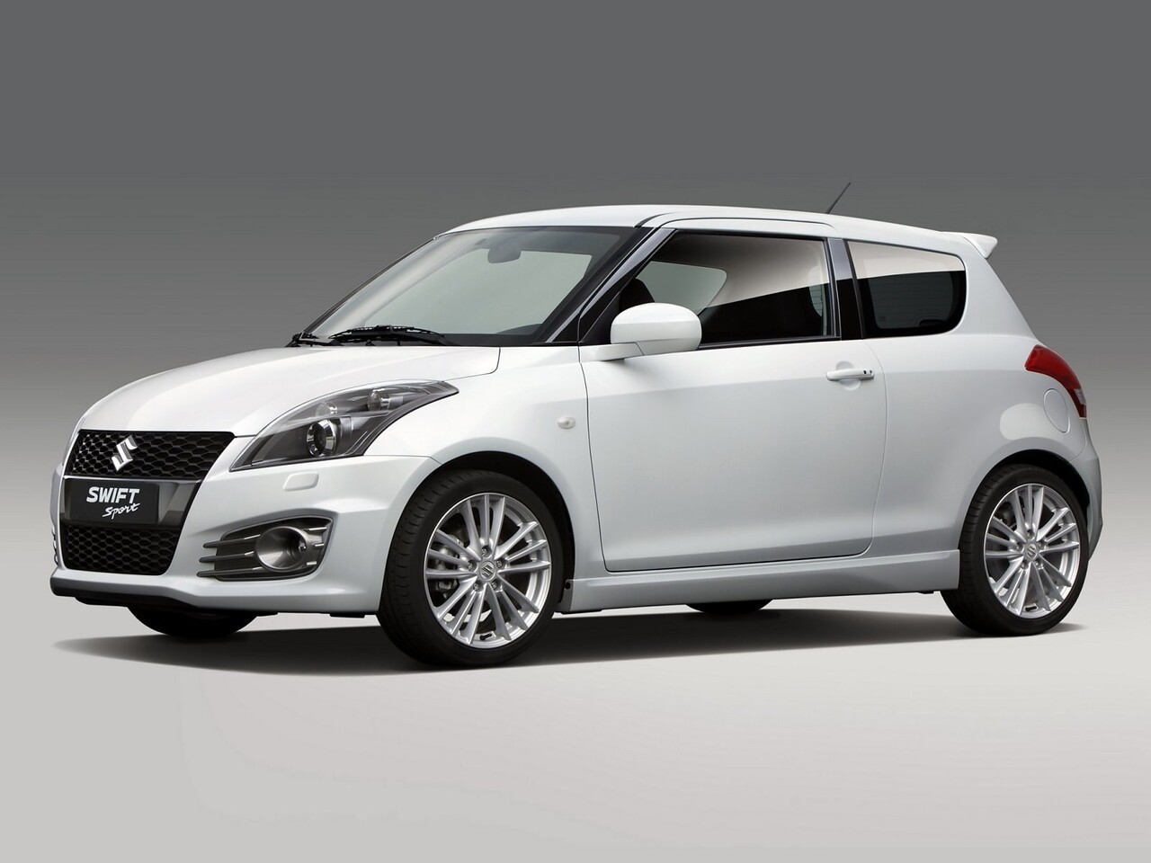 Suzuki Swift хэтчбек 3-дв. 1.2 AT GL: Три четверти спереди в студии, белый кузов
