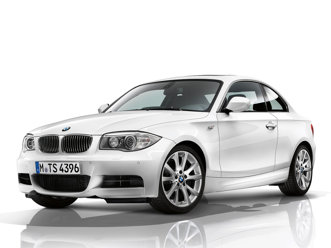 BMW 1-я серия купе 2.0d MT 120d: вид спереди сбоку в студии