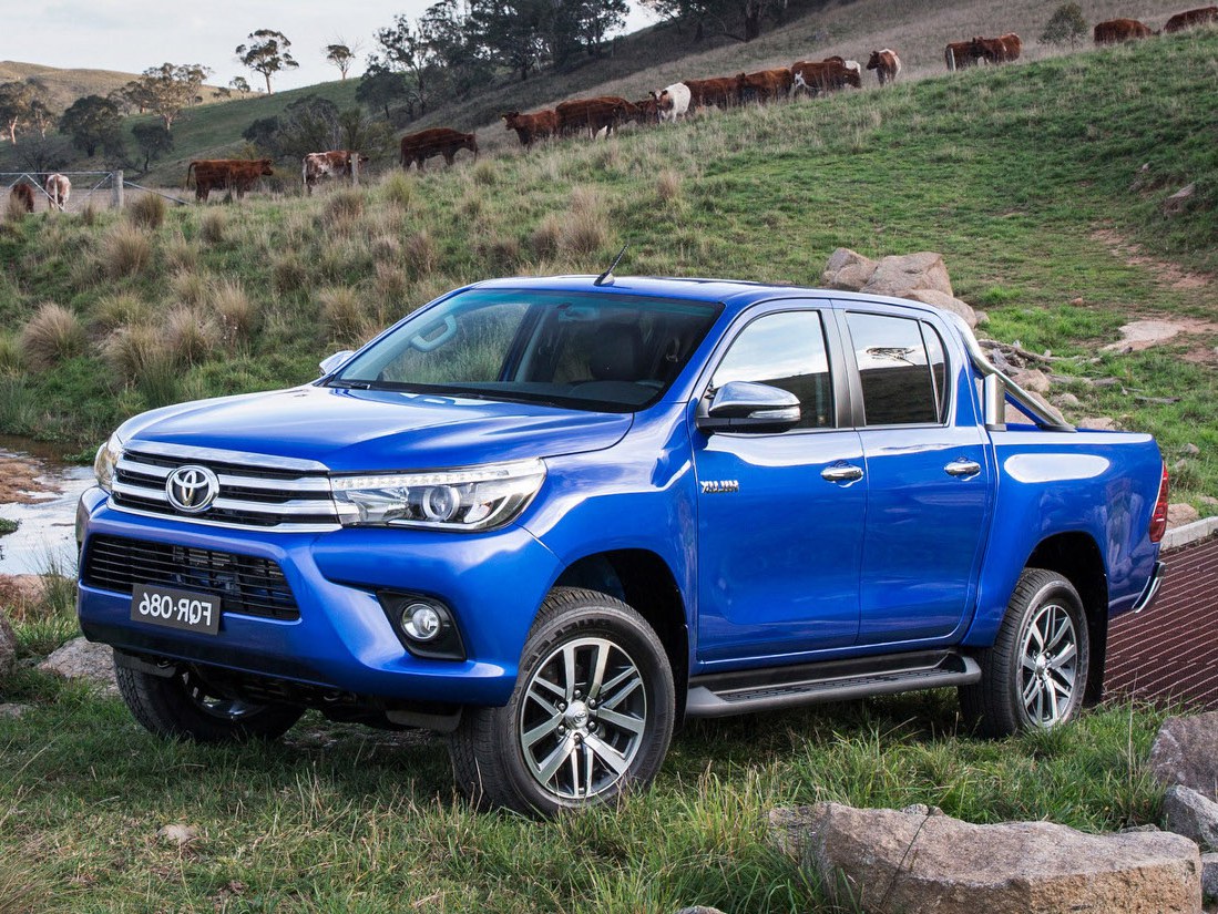 Toyota Hilux 2.8d AT Exclusive: Три четверти спереди на склоне, синий кузов
