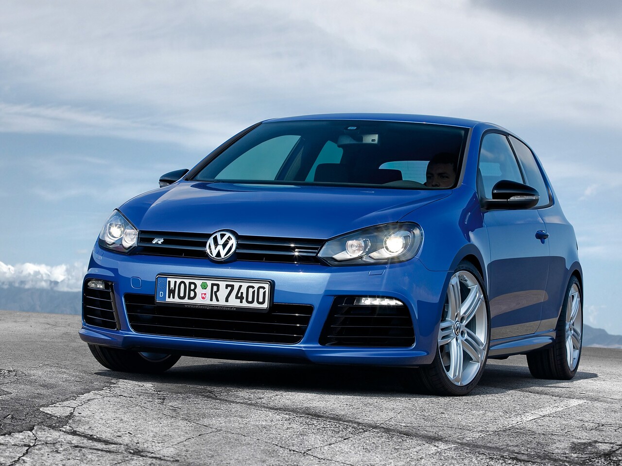Volkswagen Golf R хэтчбек 3-дв. (VI поколение, 2009 - 2013 г.в.): Три четверти спереди на площадке