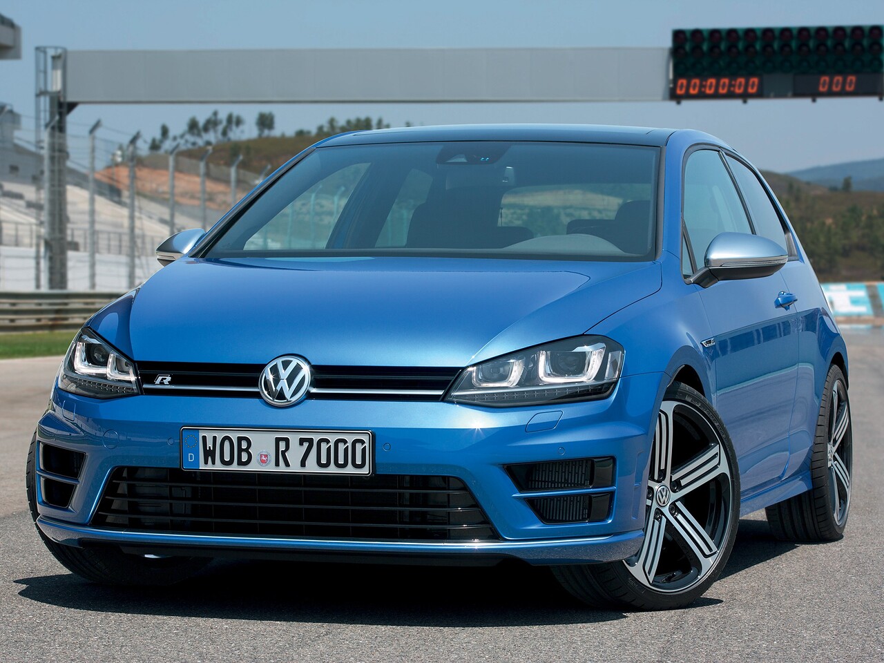 Volkswagen Golf R хэтчбек 3-дв. 2.0 TSI 4Motion MT: Три четверти спереди на треке