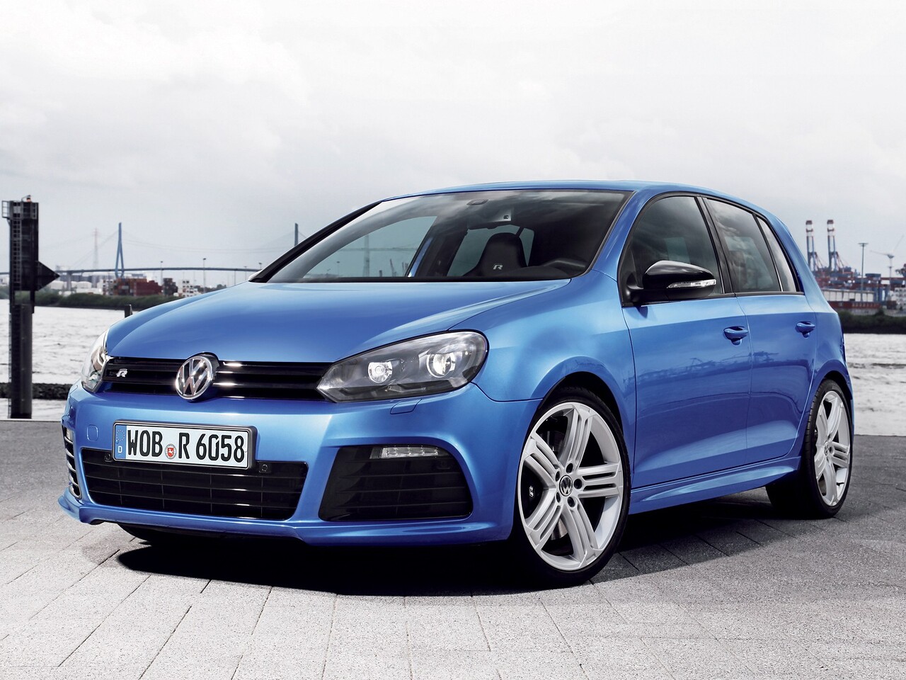 Volkswagen Golf R Хэтчбек (VI поколение, 2009 - 2013 г.в.): Три четверти спереди в студии, синий кузов