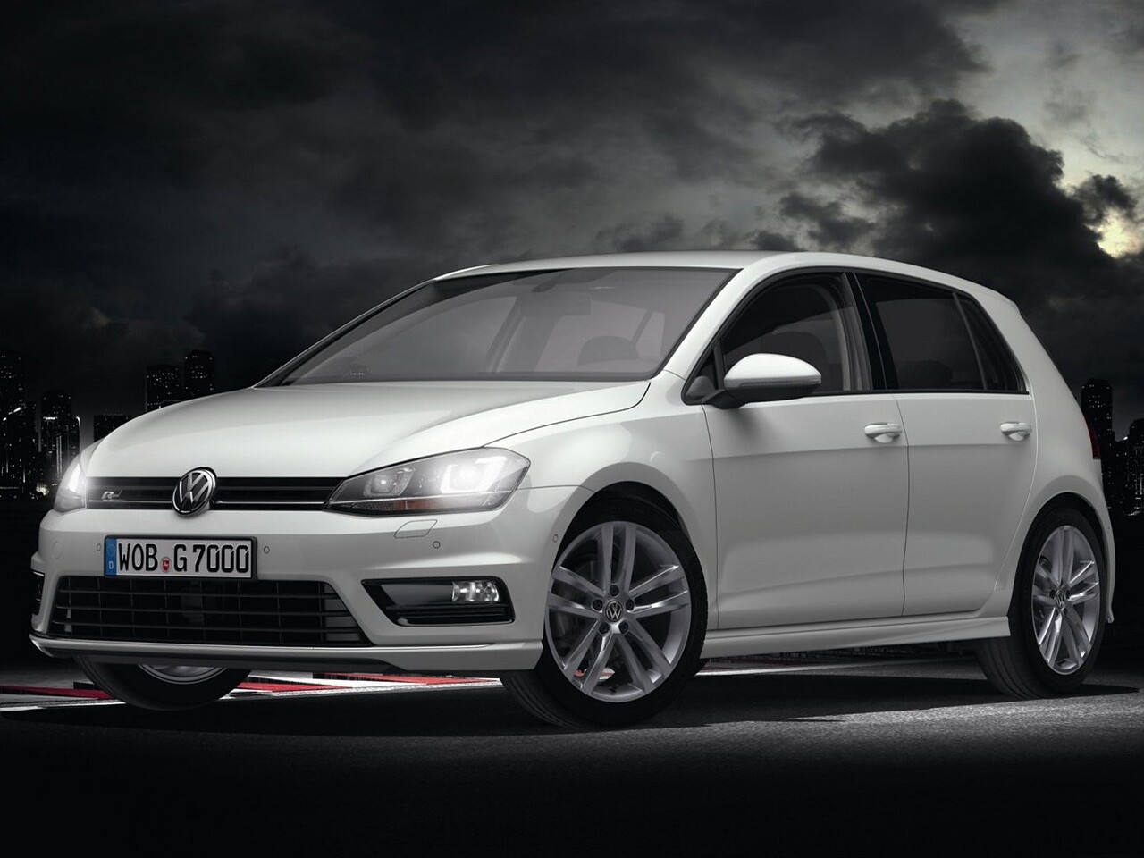 Volkswagen Golf R хэтчбек 5-дв. (VII поколение, 2013 - 2017 г.в.): Три четверти спереди ночью