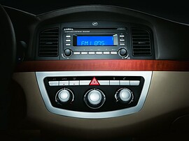 Lifan Solano 1.6 MT Luxury: Магнитола и климат-контроль
