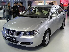Lifan Solano 1.6 MT Luxury: Три четверти спереди в автосалоне