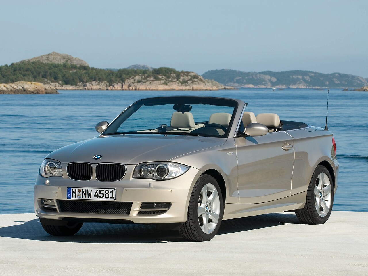 BMW 1-я серия кабриолет 3.0i MT 125i: вид спереди сбоку с открытым верхом у моря