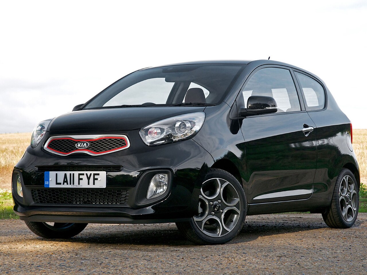 KIA Picanto хэтчбек 3-дв. (II поколение, 2011 - 2015 г.в.): Три четверти спереди на гравии