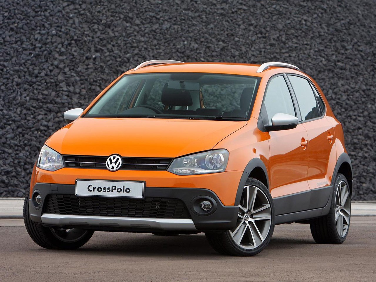 Volkswagen CrossPolo (V поколение, 2010 - 2014 г.в.): вид спереди сбоку у стены