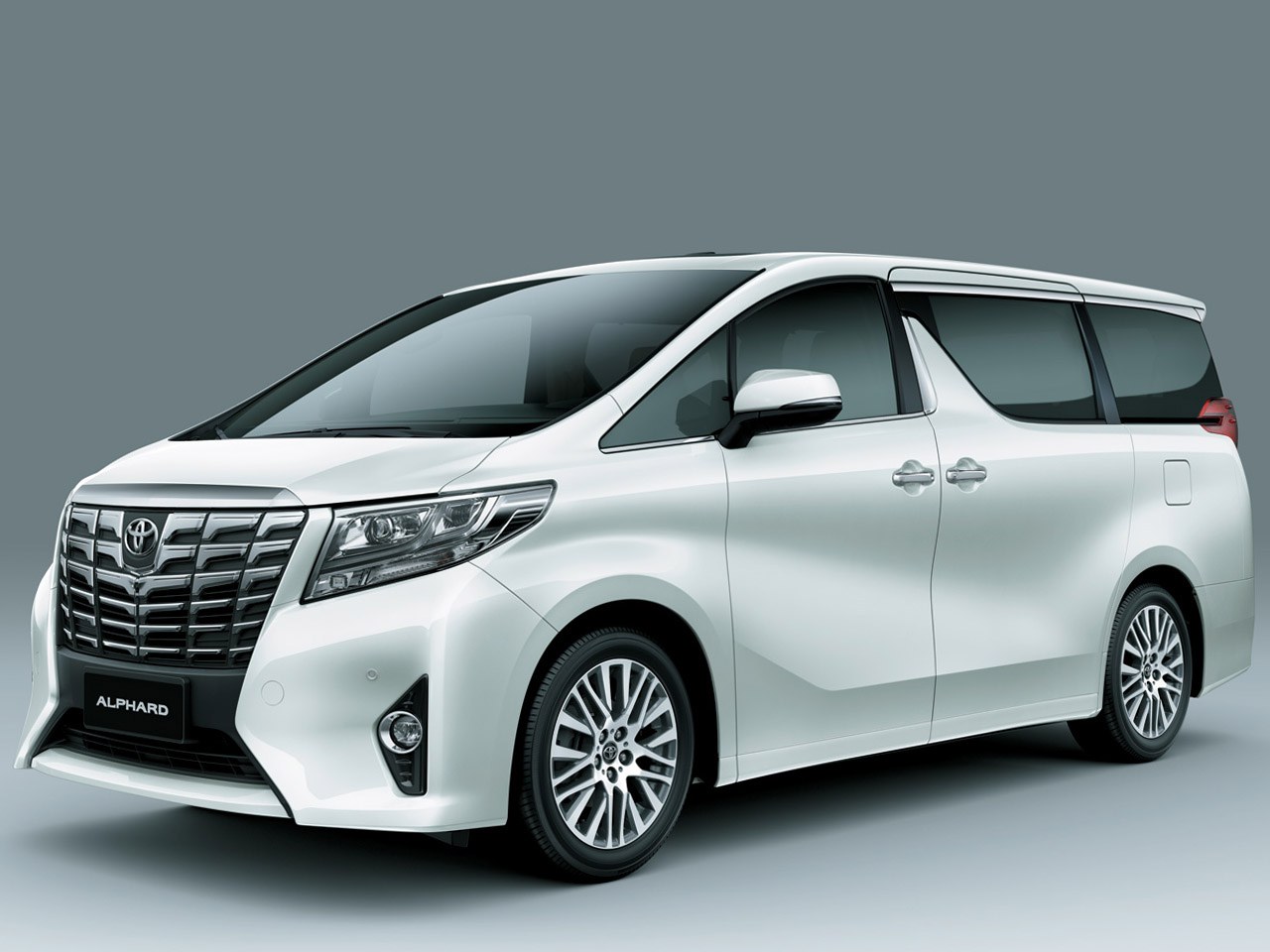 Toyota Alphard (III поколение, 2015 - 2017 г.в.): вид спереди сбоку