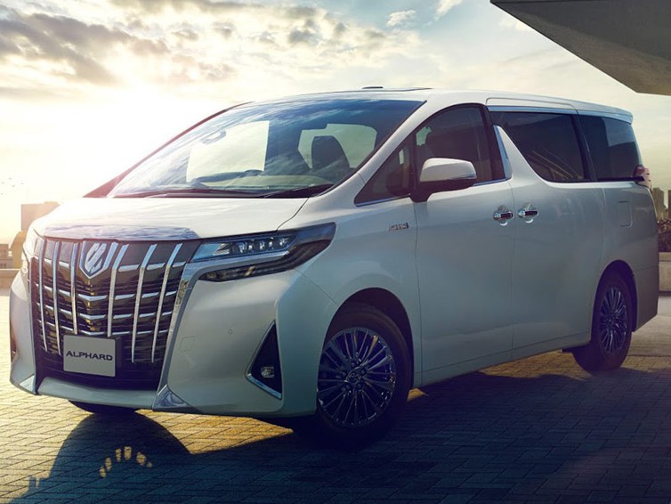 Toyota Alphard 3.5 AT Executive Lounge: вид спереди сбоку на площадке
