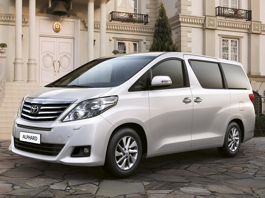 Toyota Alphard 3.5 AT Престиж: вид спереди сбоку у здания