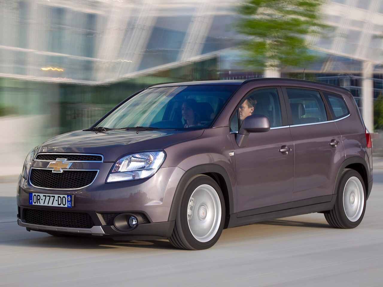Chevrolet Orlando 1.8 AT LT+: вид спереди сбоку на улице