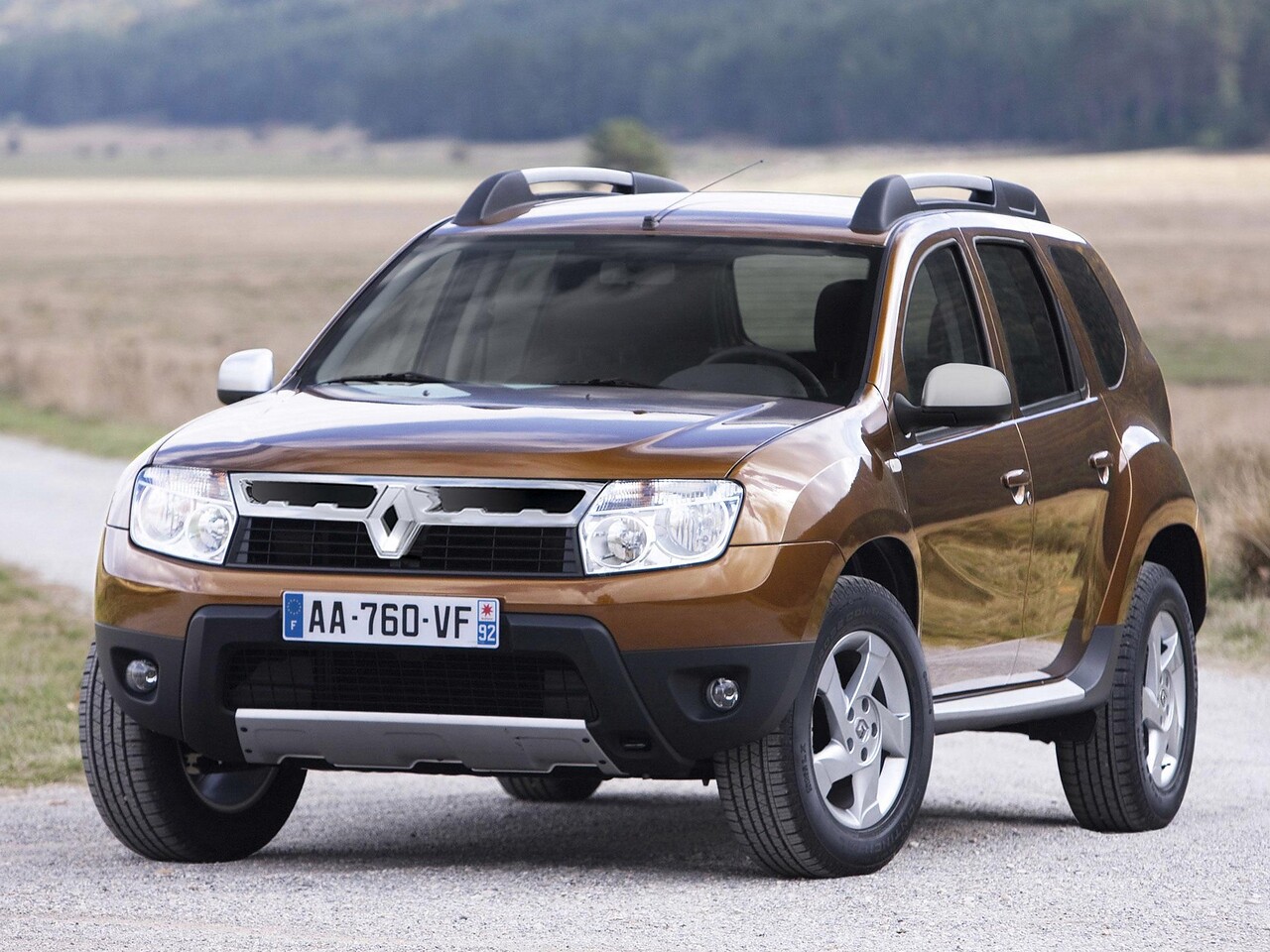 Renault Duster 2.0 4x4 AT Expression: вид спереди сбоку на грунтовой дороге