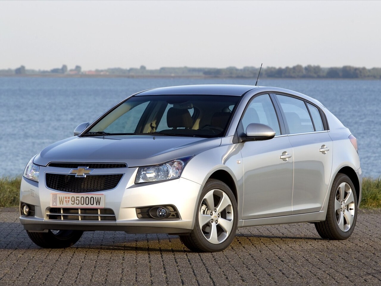 Chevrolet Cruze хэтчбек 5-дв. 1.8 AT LT: вид спереди сбоку у воды