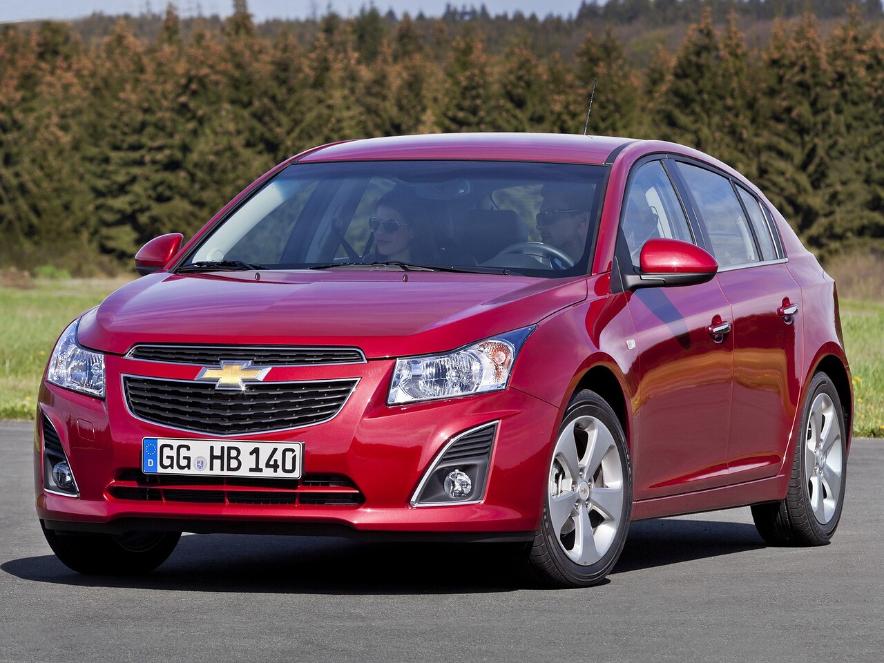 Chevrolet Cruze хэтчбек 5-дв. 1.6 AT LS: вид спереди сбоку у леса