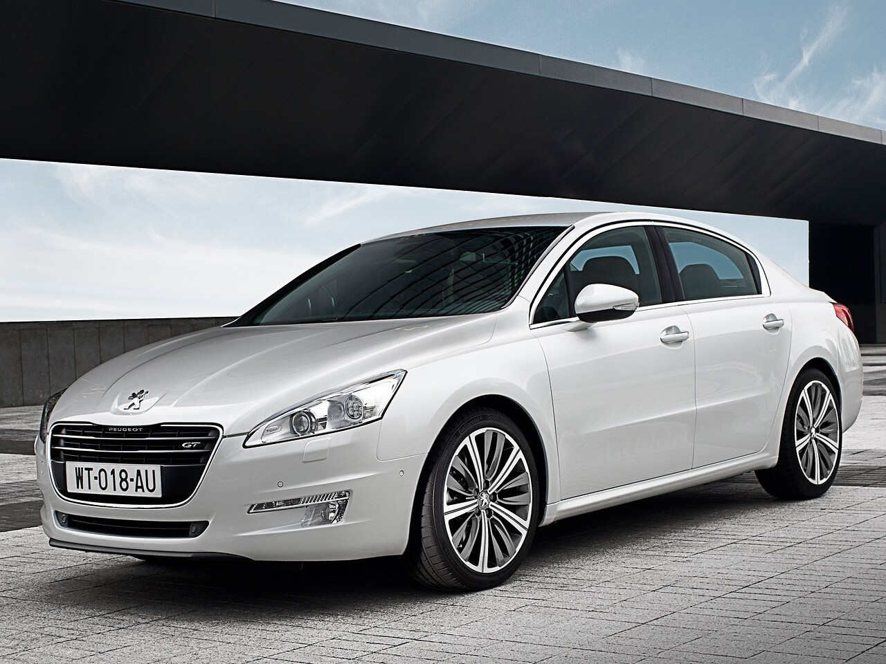 Peugeot 508 седан 1.6 AT Active: вид спереди сбоку у здания