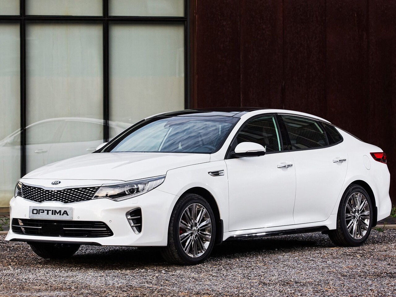 KIA Optima седан 2.0 AT Luxe: вид спереди сбоку