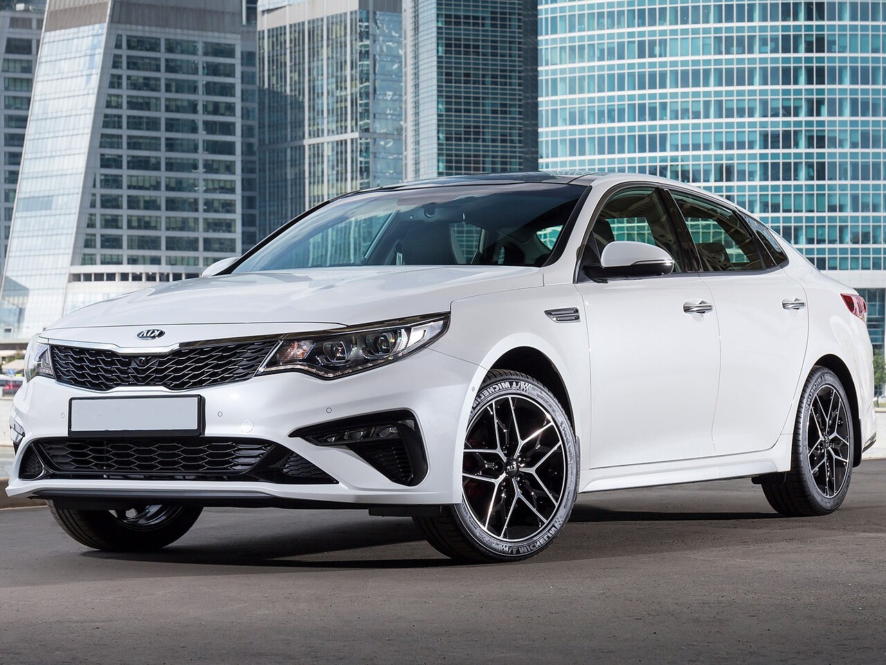 KIA Optima седан 2.0 AT Edition Plus: вид спереди сбоку в городе