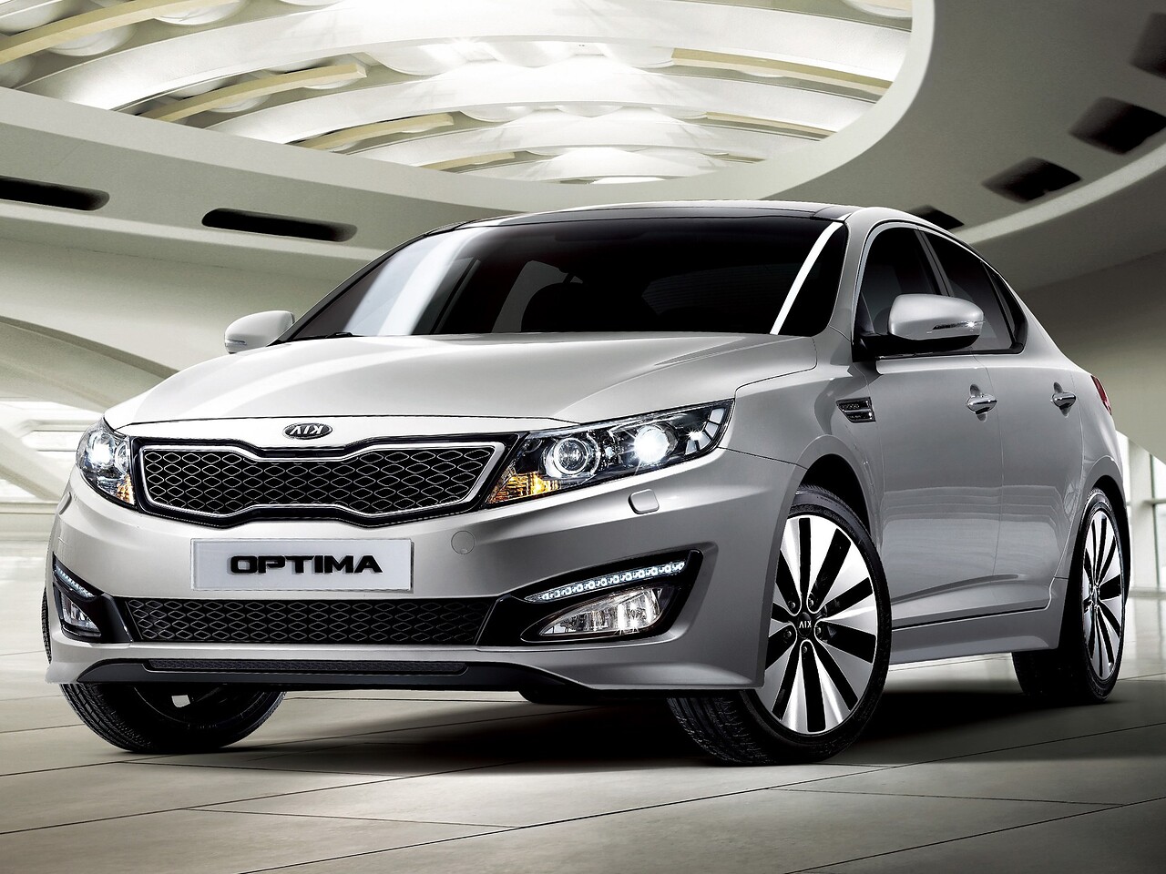 KIA Optima (III поколение, 2011 - 2014 г.в.): вид спереди сбоку в помещении