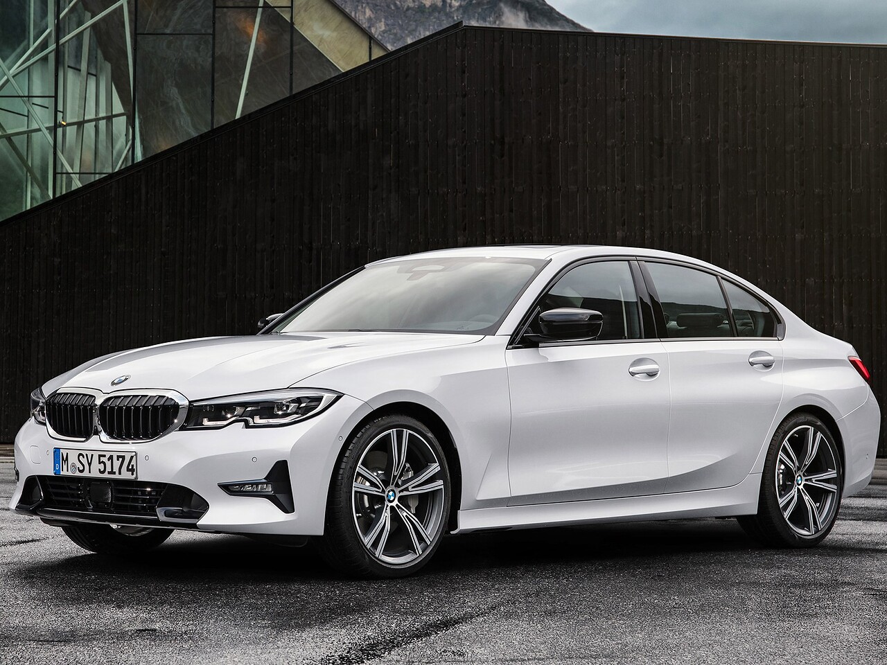 BMW 3-я серия седан 2.0 AT Базовая (320i): вид сбоку у здания