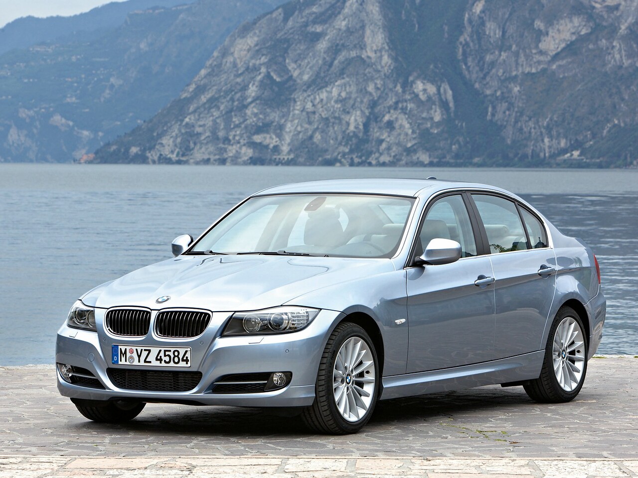 BMW 3-я серия седан 3.0i AT 330i xDrive: вид спереди сбоку у озера
