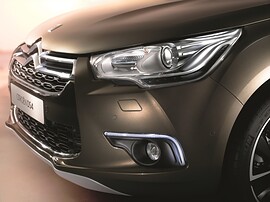 Citroen DS4 (I поколение, 2012 - 2016 г.в.): вид спереди сбоку