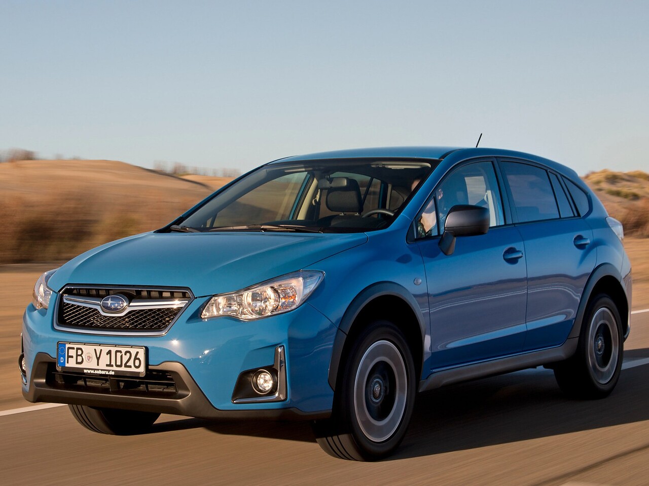 Subaru XV 2.0 AT FG: вид спереди сбоку в поле