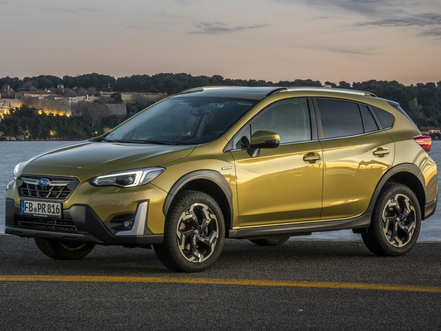 Subaru XV: вид спереди сбоку у воды