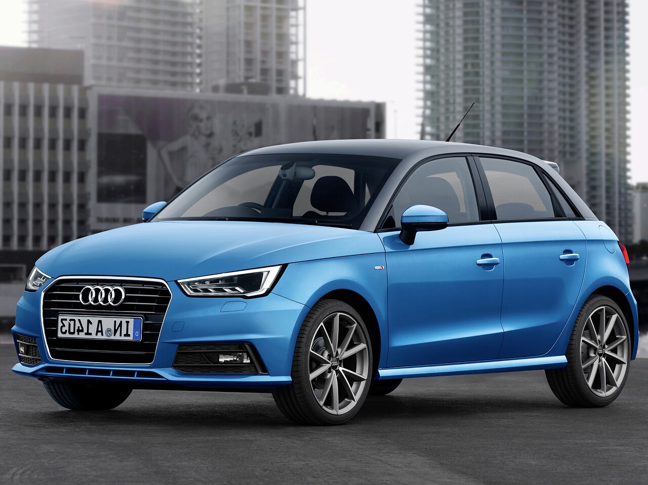 Audi A1 5-дв. (I поколение рестайлинг, 2015 - 2016 г.в.): вид спереди сбоку у зданий