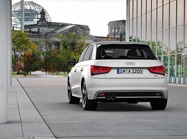 Audi A1 хэтчбек 5-дв. 1.4 TFSI MT Attraction: вид сзади сбоку у здания
