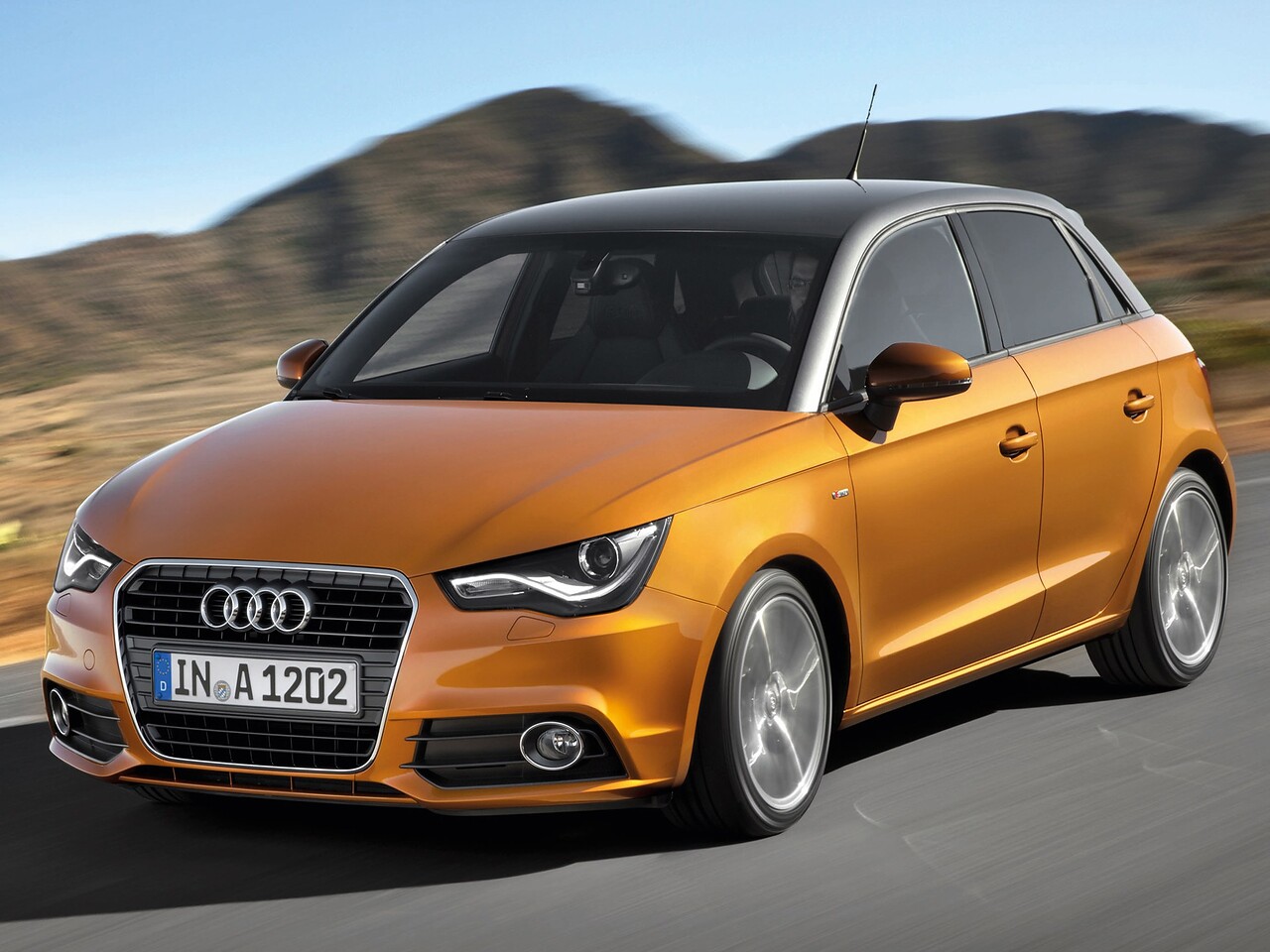 Audi A1 хэтчбек 5-дв. 1.4 TFSI MT Attraction: вид спереди сбоку на дороге
