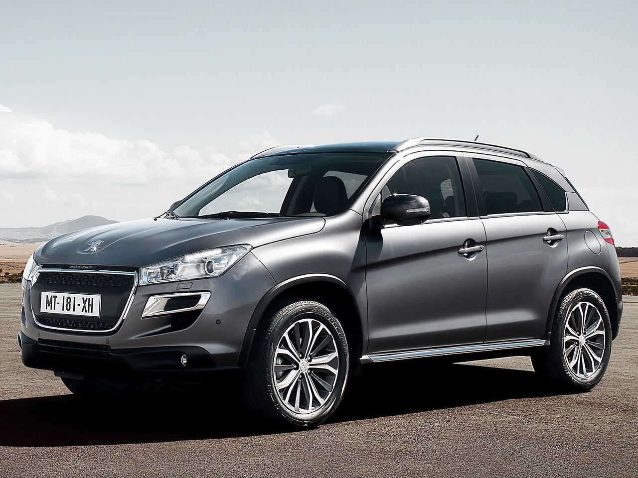 Peugeot 4008 2.0 AT Allure: вид спереди сбоку