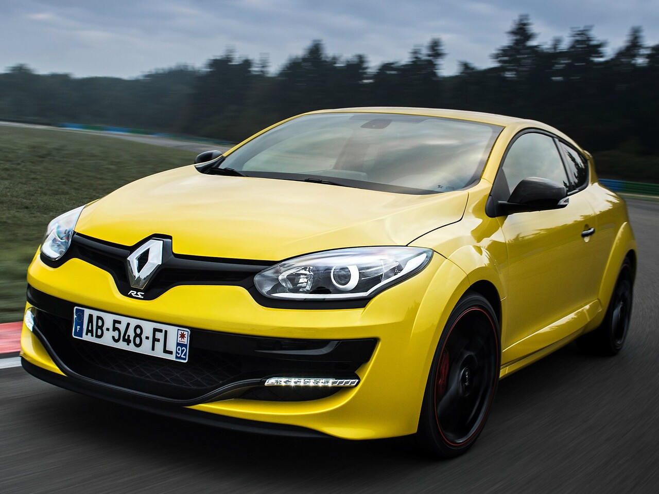 Renault Megane RS (III поколение рестайлинг, 2014 - 2016 г.в.): вид спереди сбоку на дороге