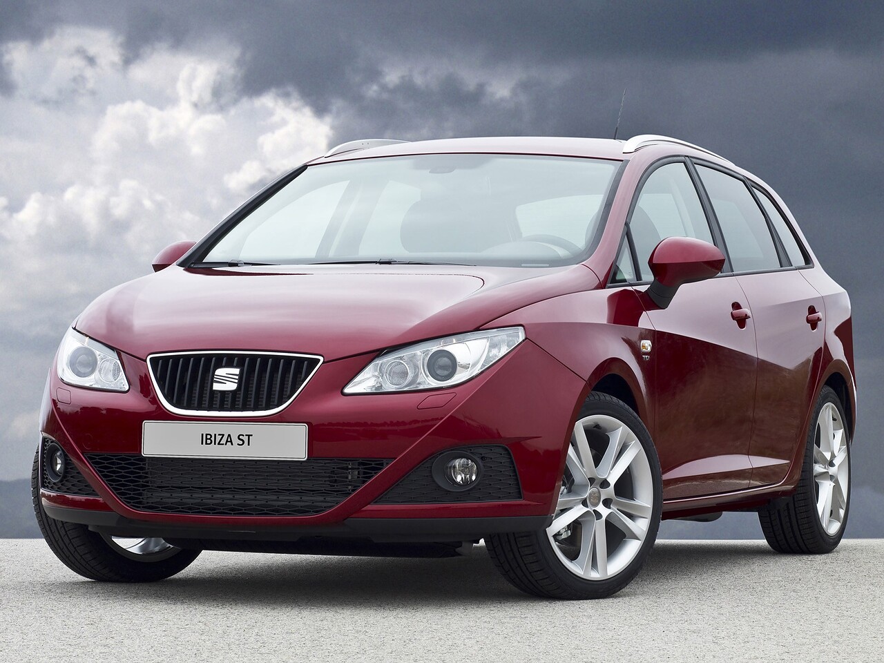 SEAT Ibiza ST 1.2 TSI MT Style: вид спереди сбоку