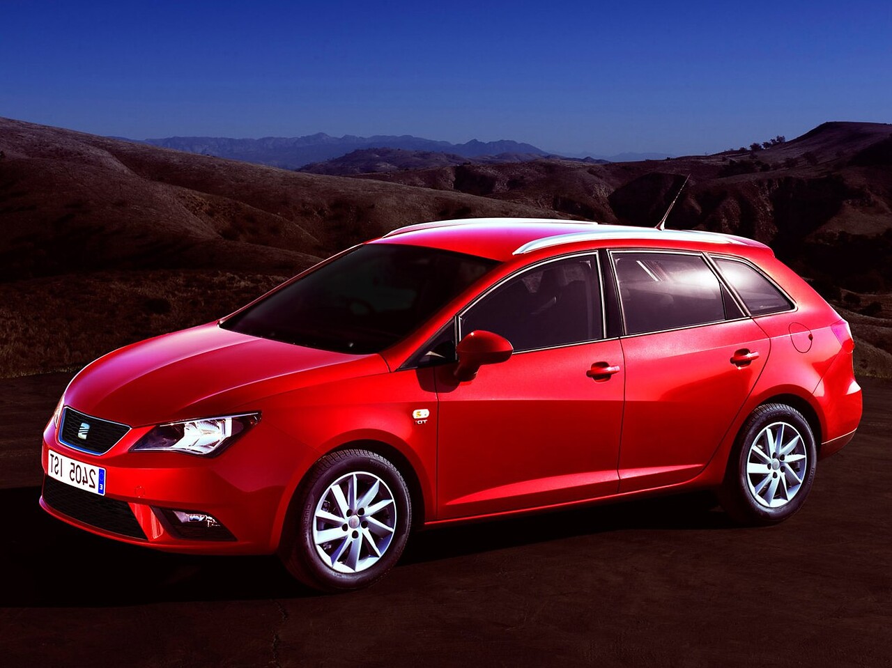 SEAT Ibiza ST универсал (V поколение, 2012 - 2015 г.в.): вид спереди сбоку в горах