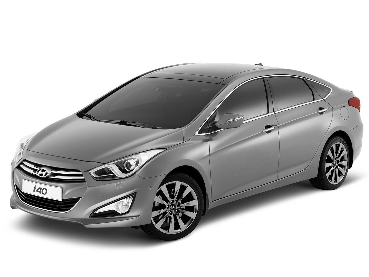 Hyundai i40 седан (I поколение, 2011 - 2015 г.в.): вид спереди сбоку